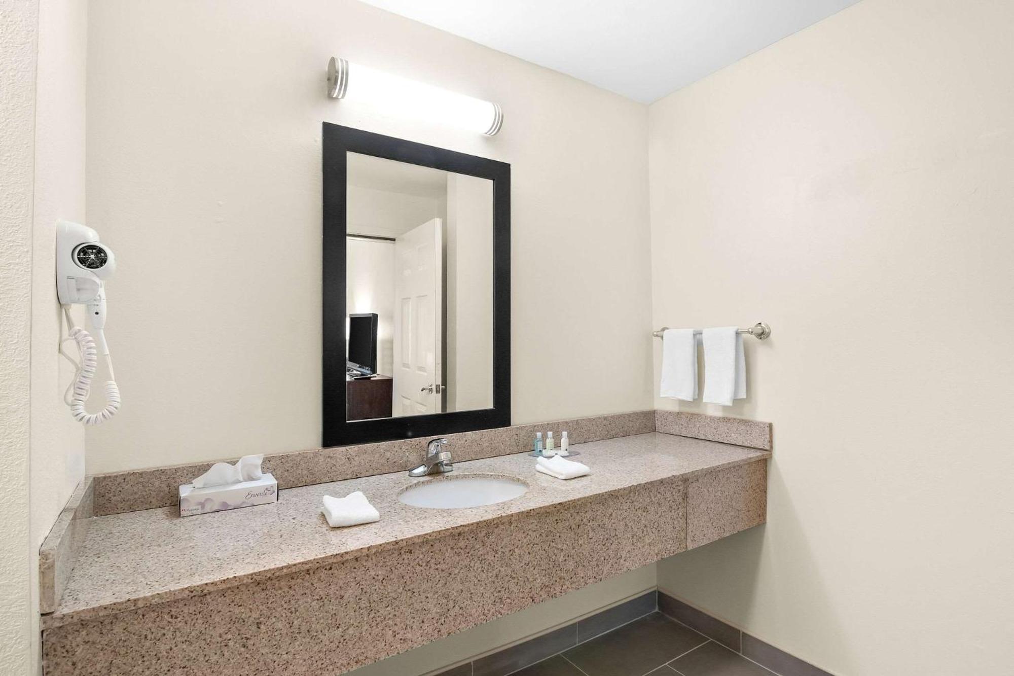 Quality Inn Куинсбери Экстерьер фото