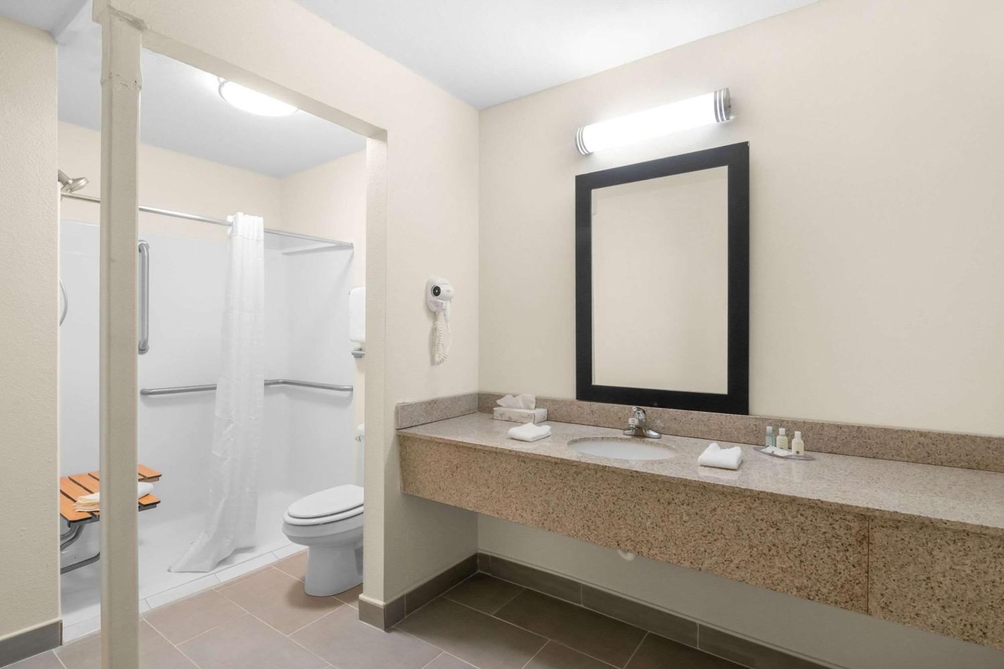 Quality Inn Куинсбери Экстерьер фото