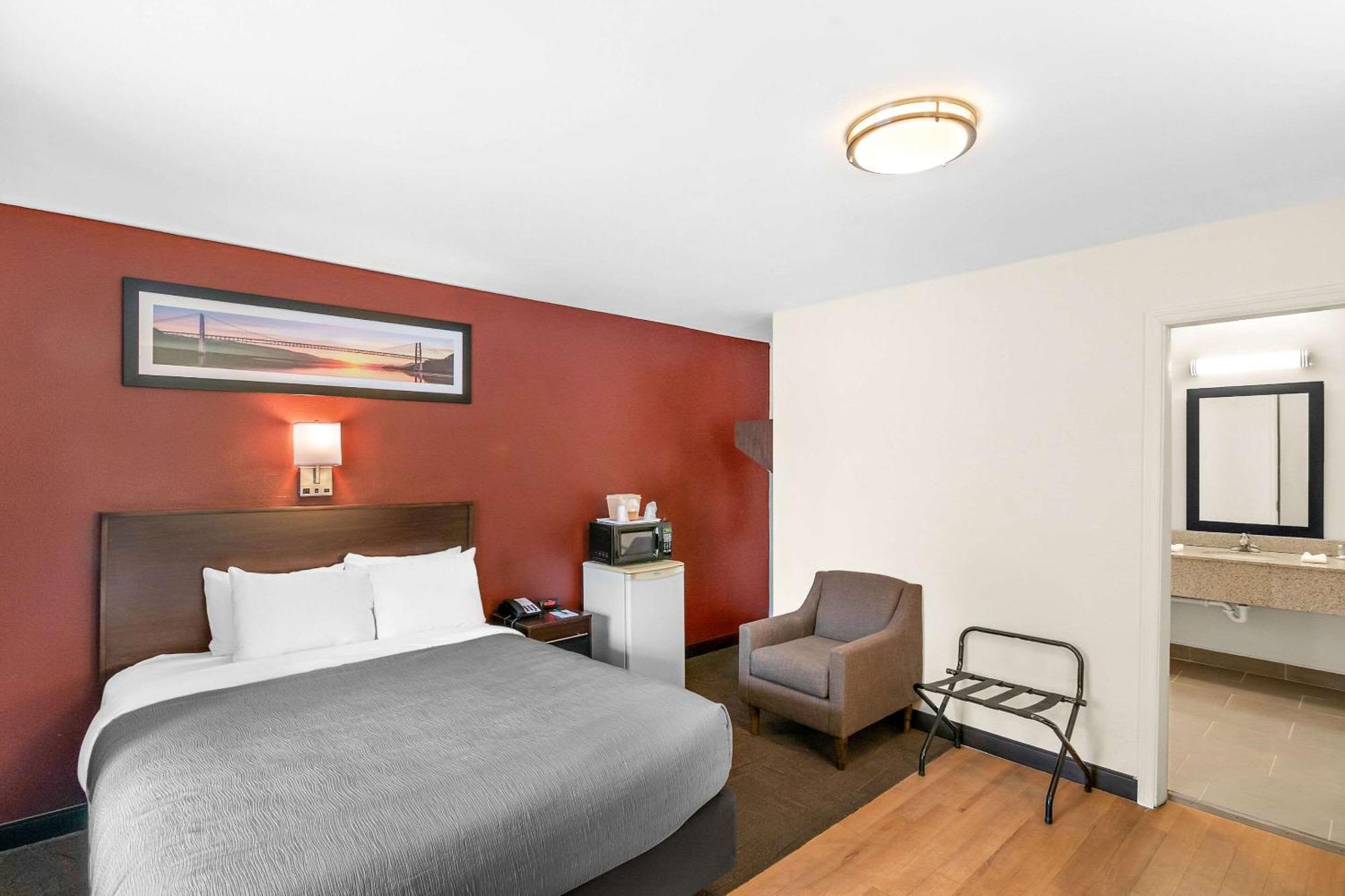 Quality Inn Куинсбери Экстерьер фото