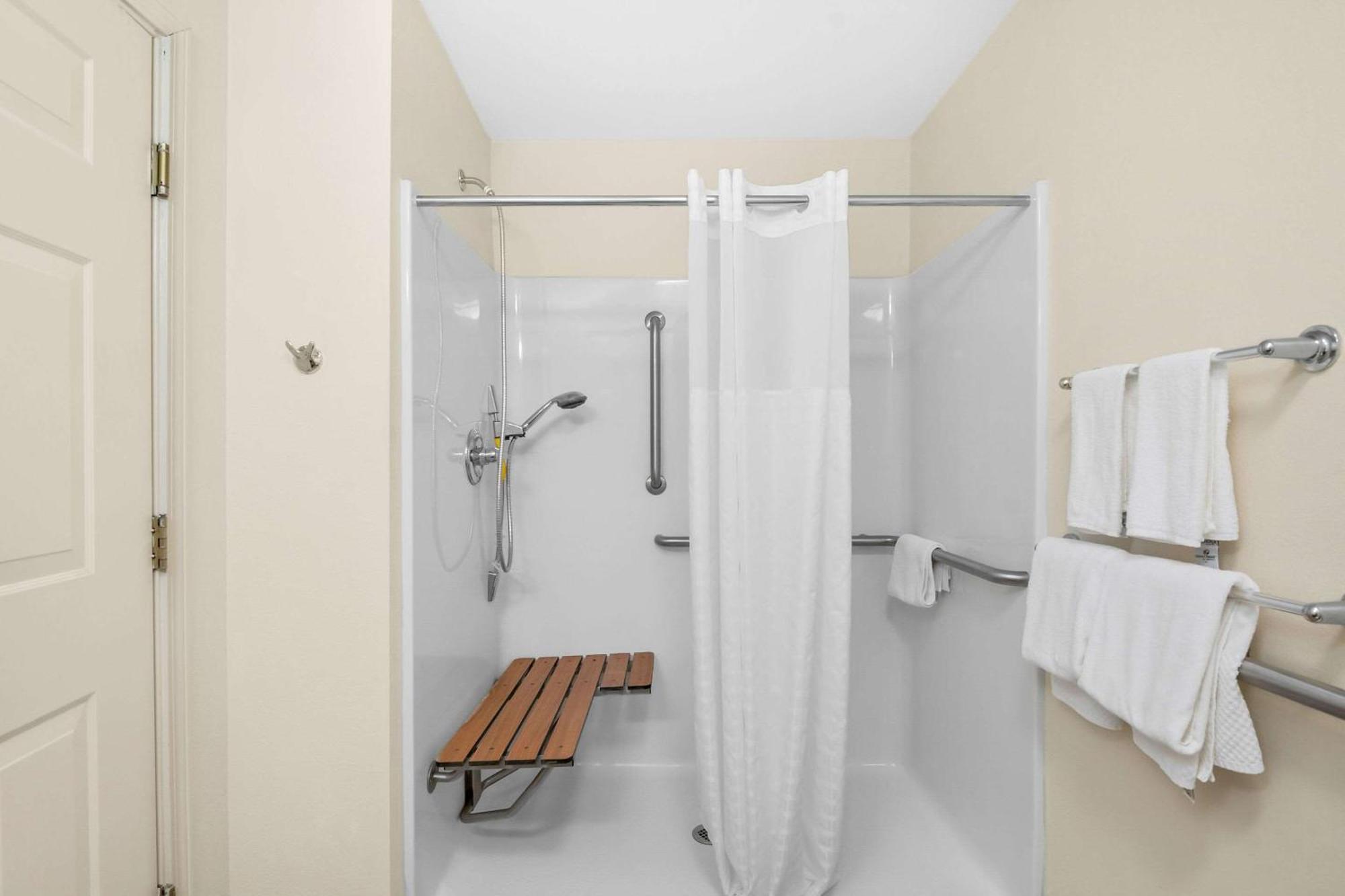 Quality Inn Куинсбери Экстерьер фото