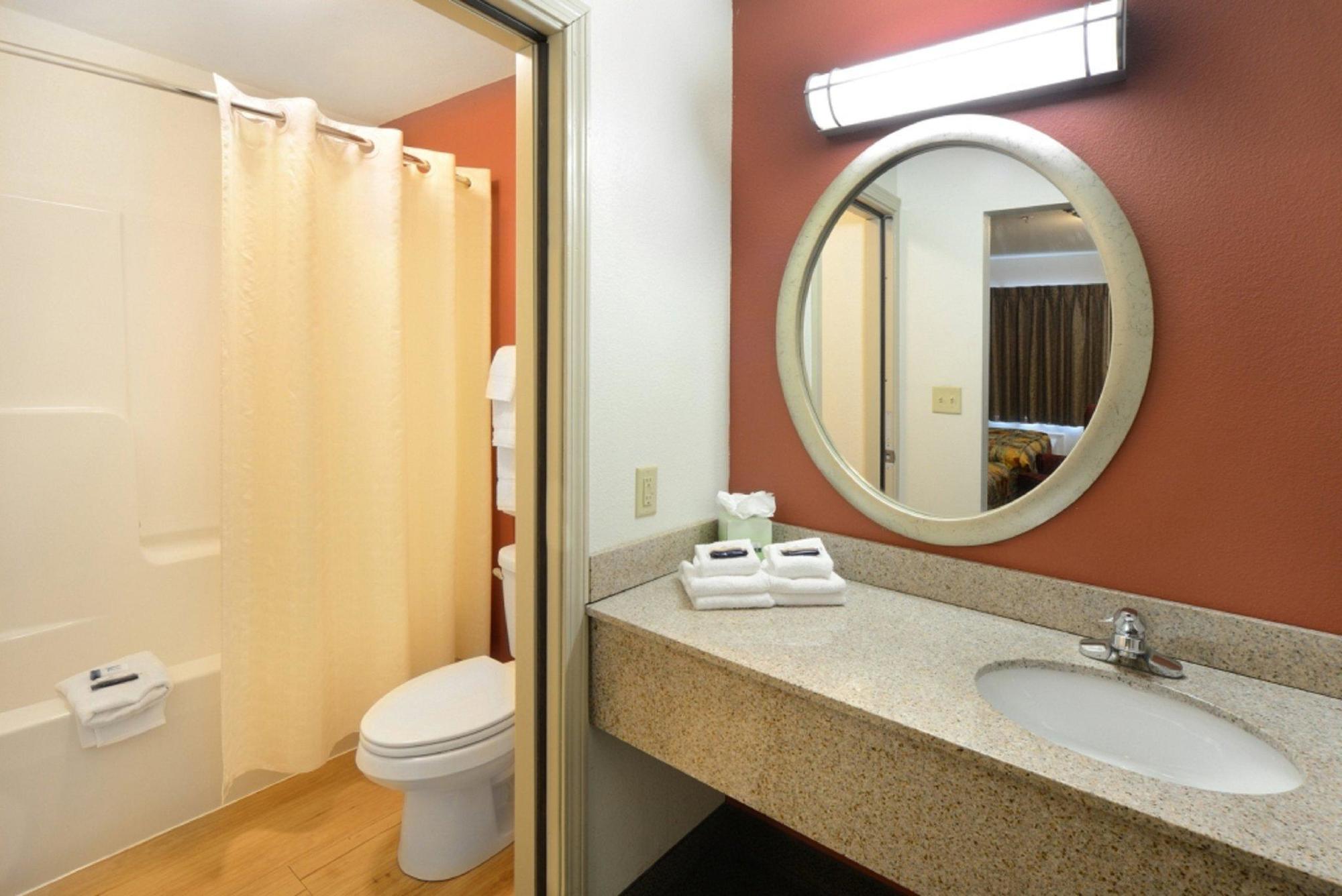 Quality Inn Куинсбери Экстерьер фото